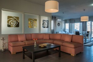 Loft, 2 chambres | Salle de séjour | Téléviseur à écran plat, foyer, lecteur de DVD