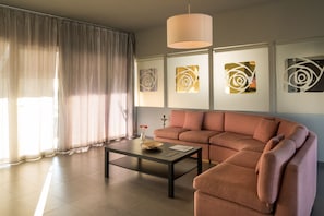 Loft, 2 chambres | Salle de séjour | Téléviseur à écran plat, foyer, lecteur de DVD