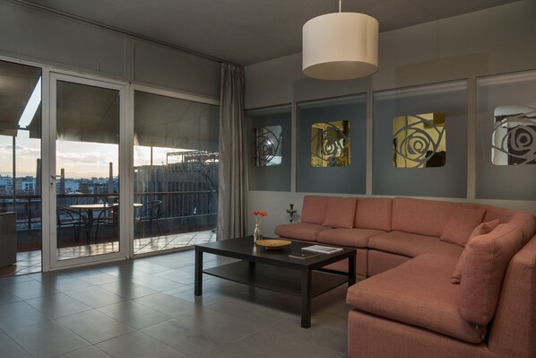 Loft, 2 chambres | Salle de séjour | Télévision à écran plat, cheminée, lecteur de DVD