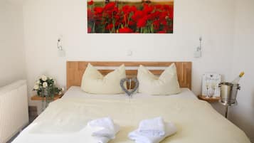 Quarto casal empresarial | Roupas de cama antialérgicas, cortinas blackout, Wi-Fi de cortesia