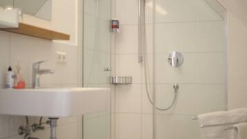 Chuveiro, produtos de toalete grátis