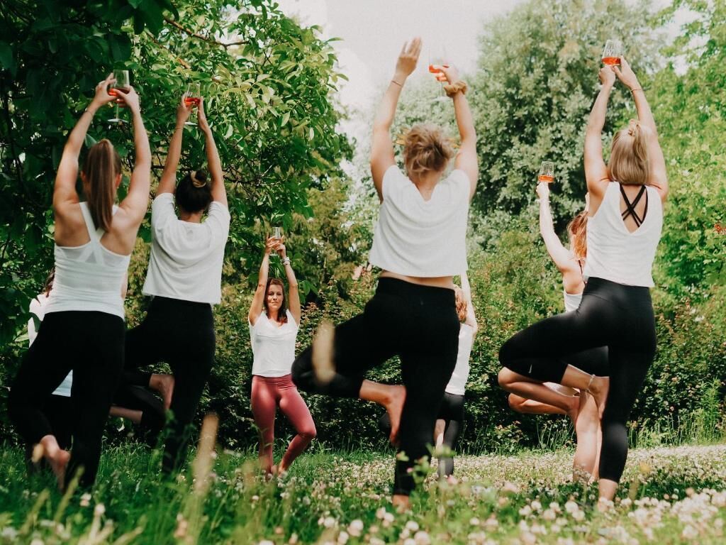 Un groupe de personnes effectuant une série d’exercices synchronisés en plein air.