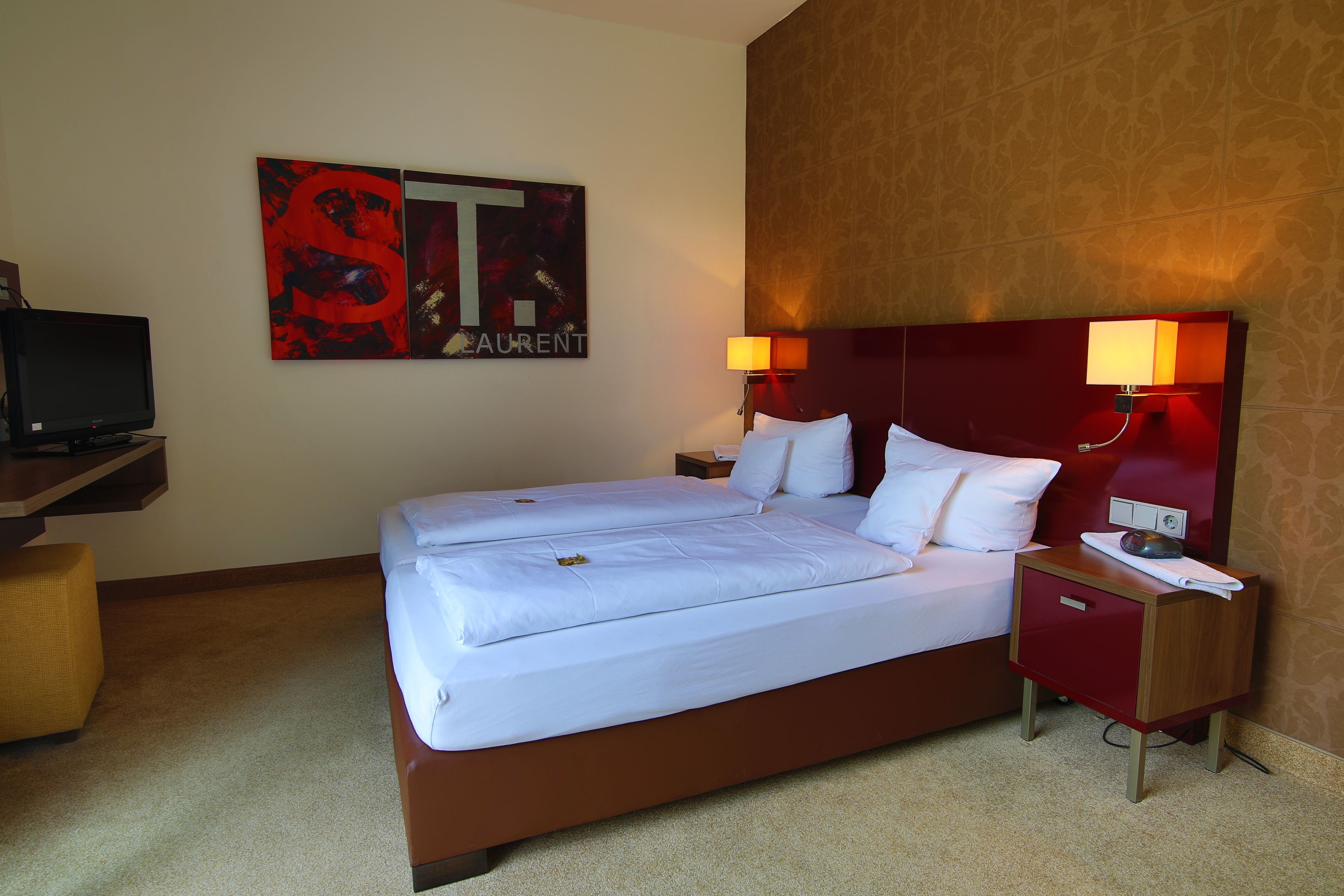 single room | in-room safe, desk, soundproofing, iron/ironing board