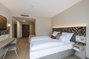 In-room safe, desk, soundproofing, iron/ironing board - Wasem Weinhotel (Ingelheim am Rhein)