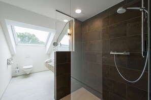 Shower, free toiletries, hair dryer, towels - Wasem Weinhotel (Ingelheim am Rhein)