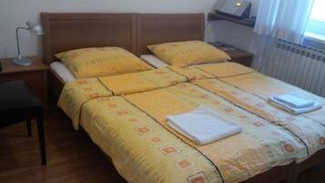 Bàn, khu vực làm việc phù hợp cho laptop, màn/rèm cản sáng