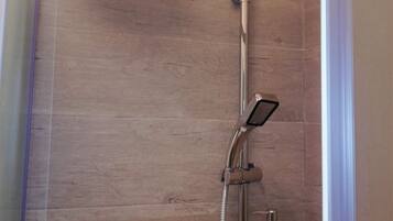 Business Studio | Bathroom | Shower, rainfall showerhead, hair dryer, towels