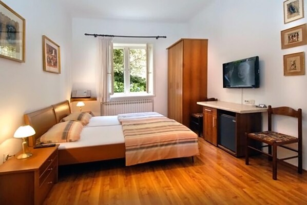 Appartement Familial, cuisine, vue jardin | Vue de la chambre