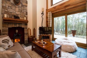 House, Multiple Beds, Non Smoking | Living area | Flat-screen TV, DVD player