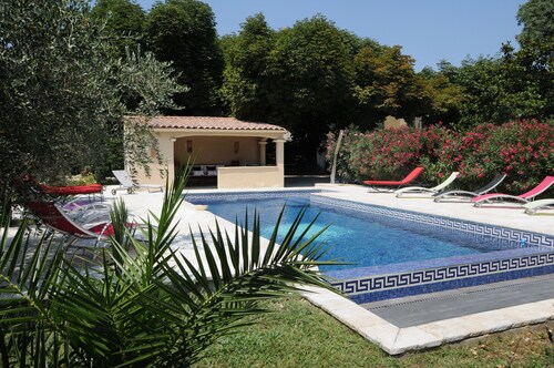 Cottage in a 1850 Bastide with infinity pool et counter current swimming system 