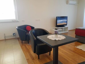 Deluxe Studio, Garden View | 1 bedroom, individually decorated, soundproofing, iron/ironing board