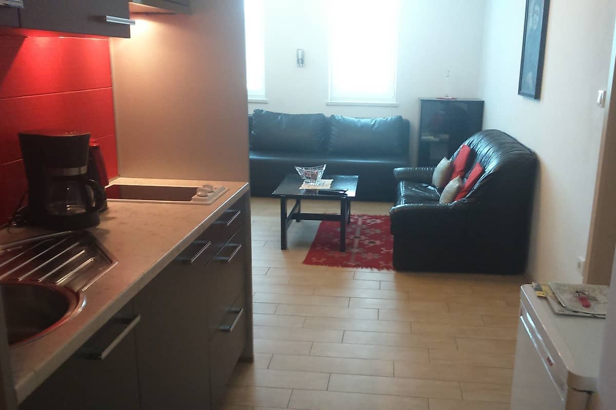 Deluxe Apartment, 1 Bedroom, Garden View | Living area
