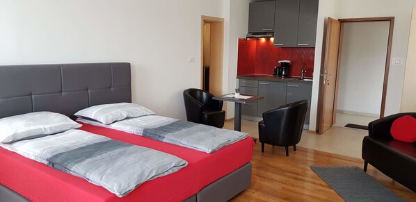 Deluxe Studio, Garden View | 1 bedroom, individually decorated, soundproofing, iron/ironing board