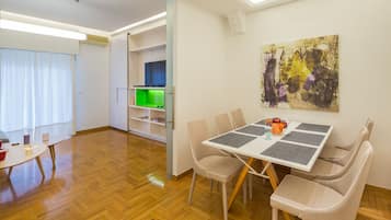 Apartamento, 2 quartos | Área de estar | TV de tela plana