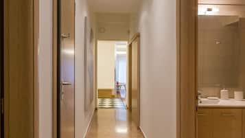 Apartamento, 2 quartos | Área de estar | TV de tela plana