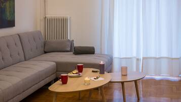 Apartamento, 2 quartos | Área de estar | TV de tela plana