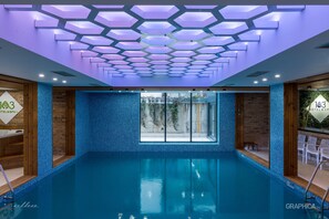 Kolam renang tertutup 