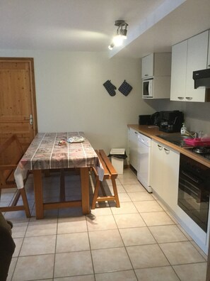 Een koelkast, een microgolfoven, een oven, een kookplaat
