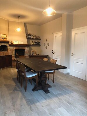 Fridge, stovetop, cookware/dishes/utensils - Villa Fulvia B&b (Diano d'Alba)