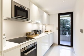 Een koelkast, een microgolfoven, een oven, een kookplaat