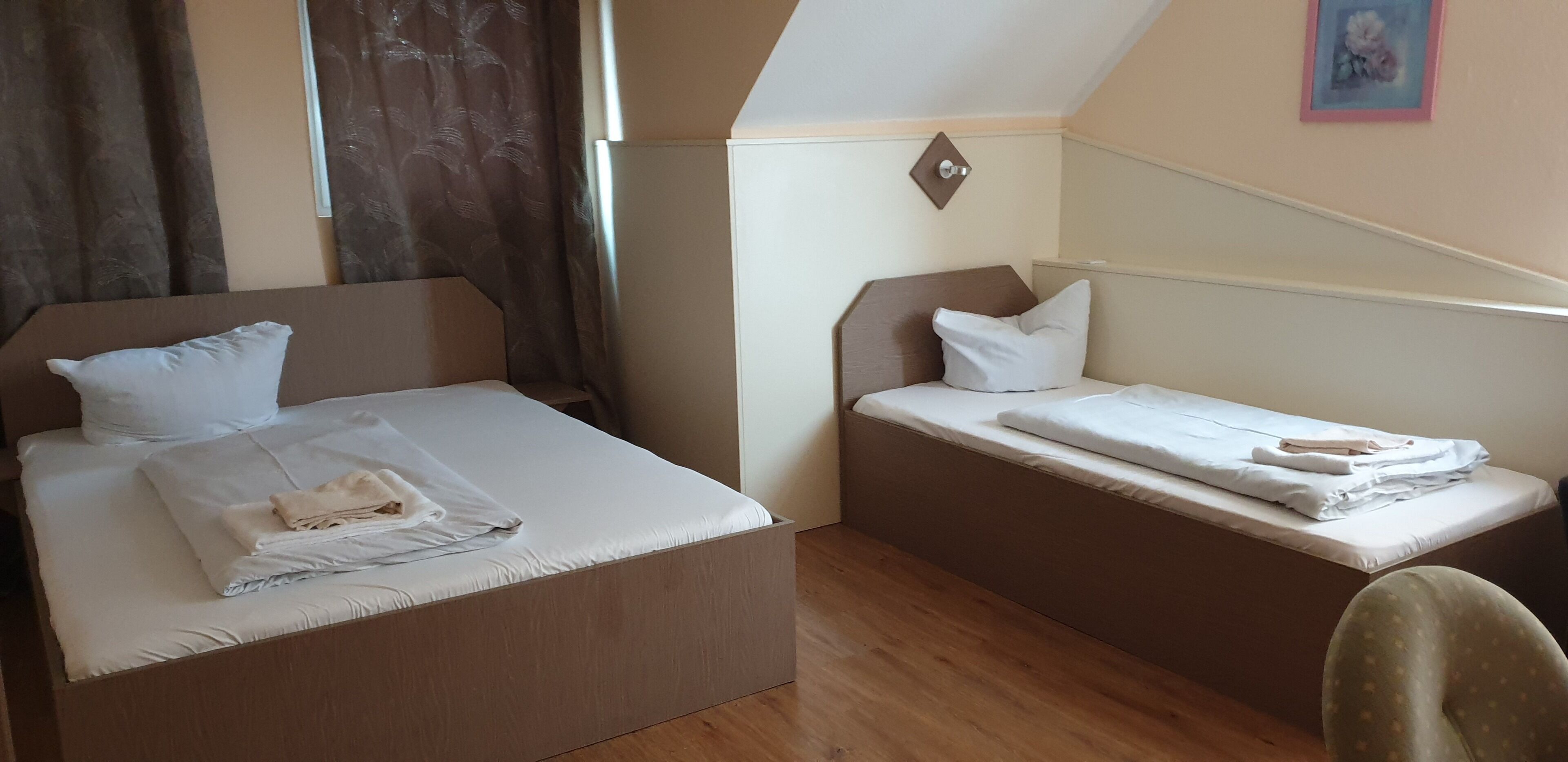 Bureau, chambres insonorisées, fer et planche à repasser, Wi-Fi gratuit