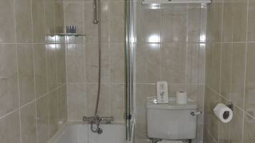 Tremannsrom – deluxe, flere senger, ikke-røyk, fjellutsikt | Bad | Kombinert dusj/badekar, toalettartikler (inkludert) og håndklær