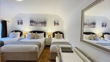 Kamar Triple Deluks, Beberapa Tempat Tidur, Bebas Asap Rokok, pemandangan gunung | Kedap suara, setrika/meja setrika, Wi-Fi gratis, dan seprai linen