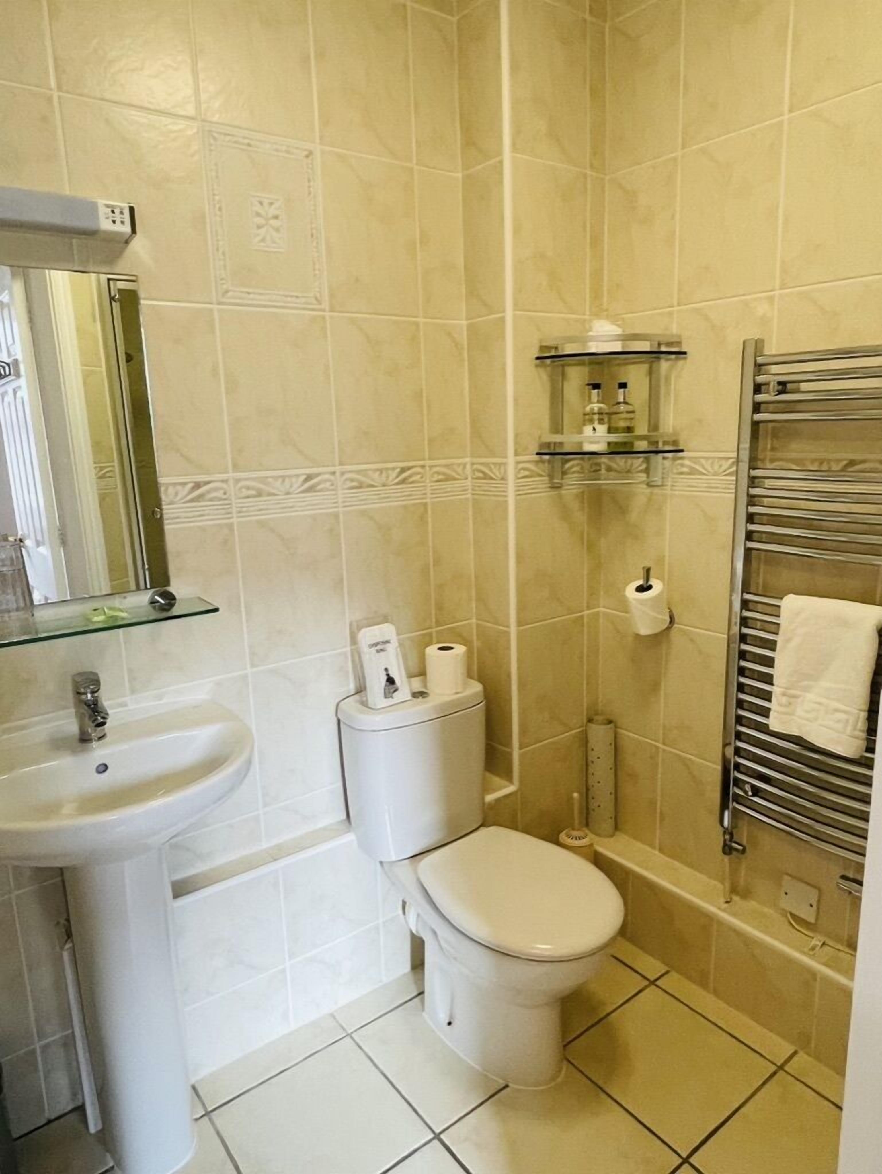 Quarto duplo luxo, 2 camas de solteiro, para não fumantes, vista para a montanha | Quartos à prova de som, ferros/tábuas de passar roupa, Wi-Fi de cortesia