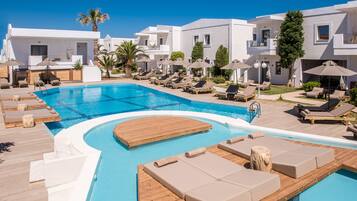 Piscine extérieure, parasols de plage, chaises longues