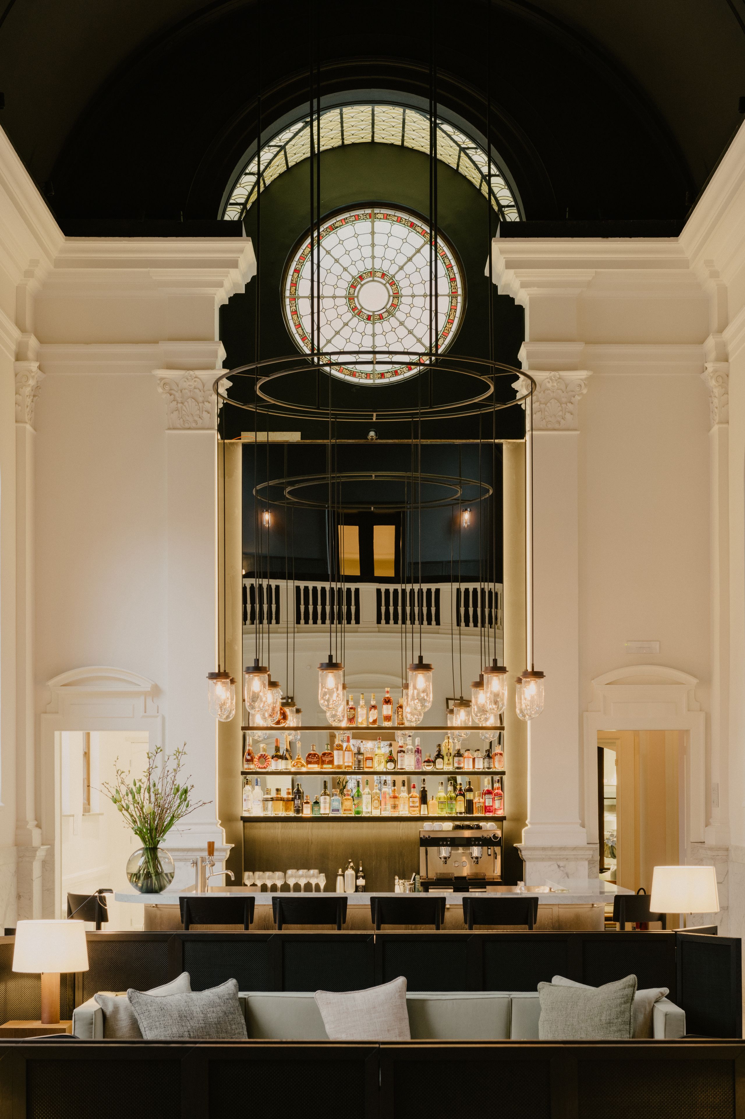 serves breakfast, lunch and dinner