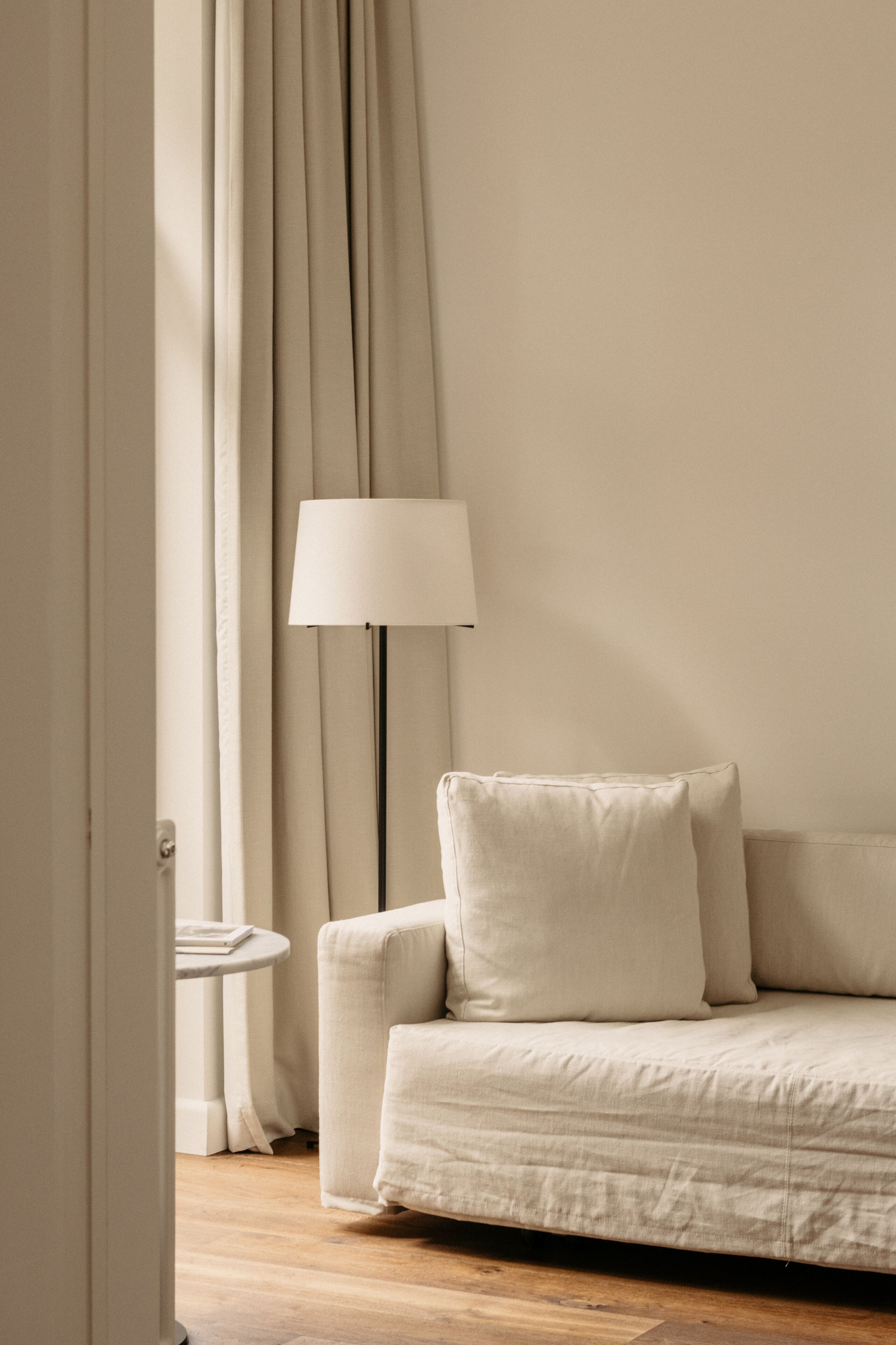 room, 1 king bed | living area | flat-screen tv, tablet