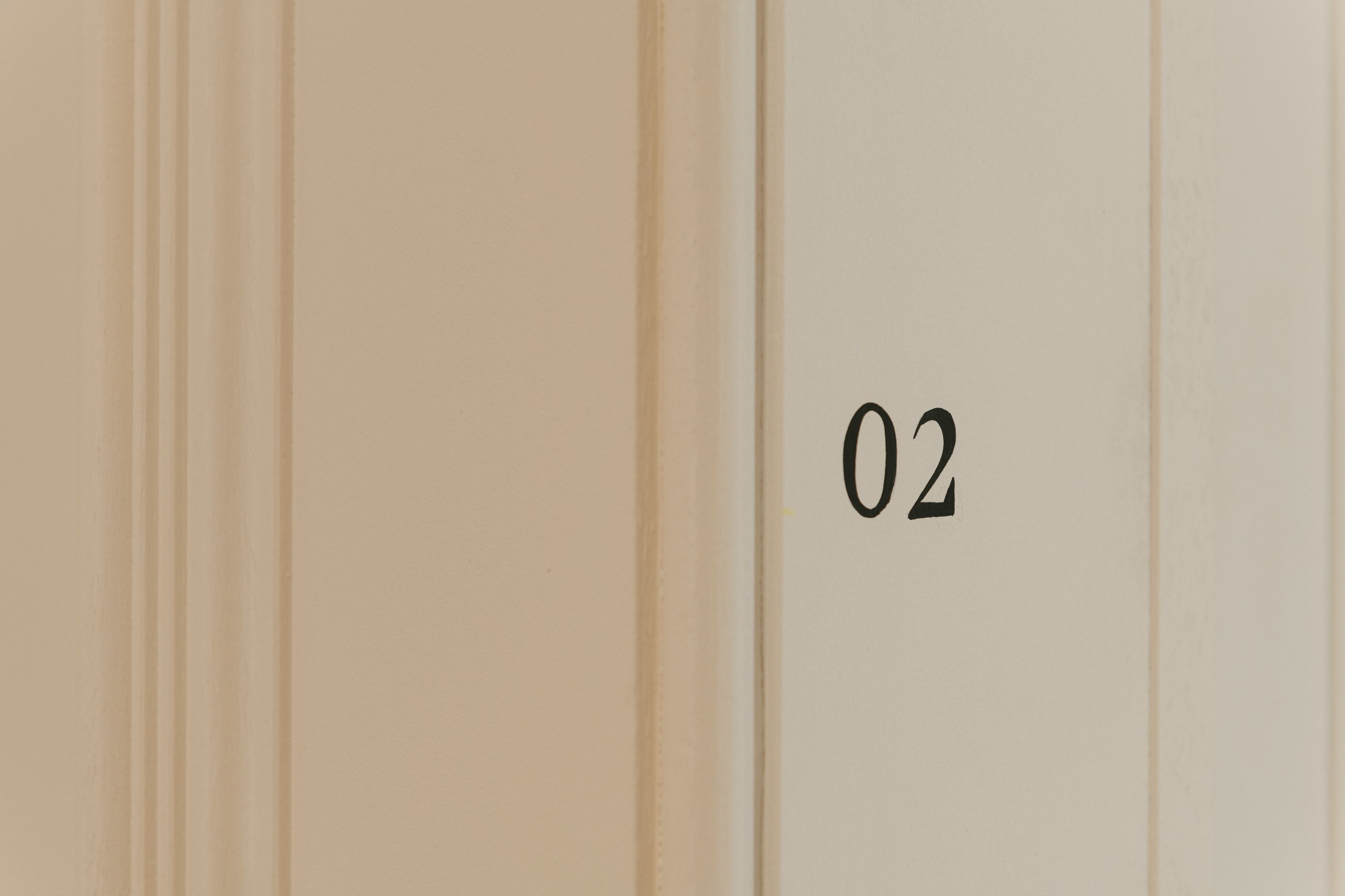 Primer plano de una puerta con el número "02".