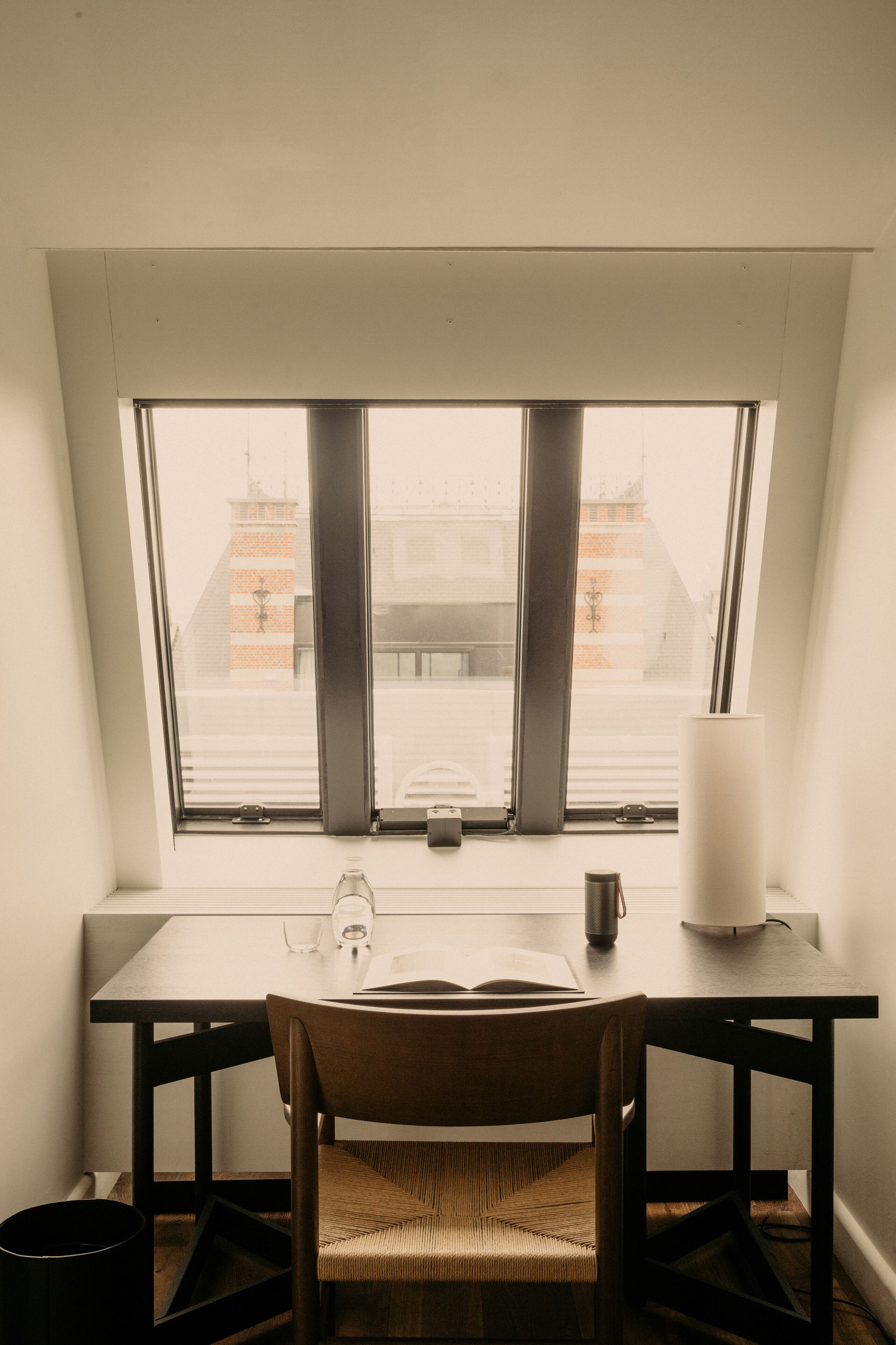 Ein Essbereich mit Tisch, Stühlen, einem Fenster und einer Lampe.