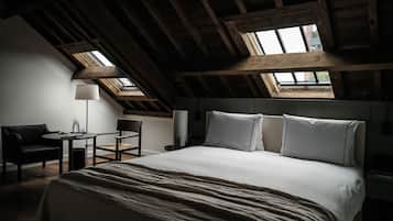 Chambre Deluxe, baignoire | Literie de qualité supérieure, coffres-forts dans les chambres