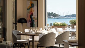 Un comedor con vista a un puerto deportivo.