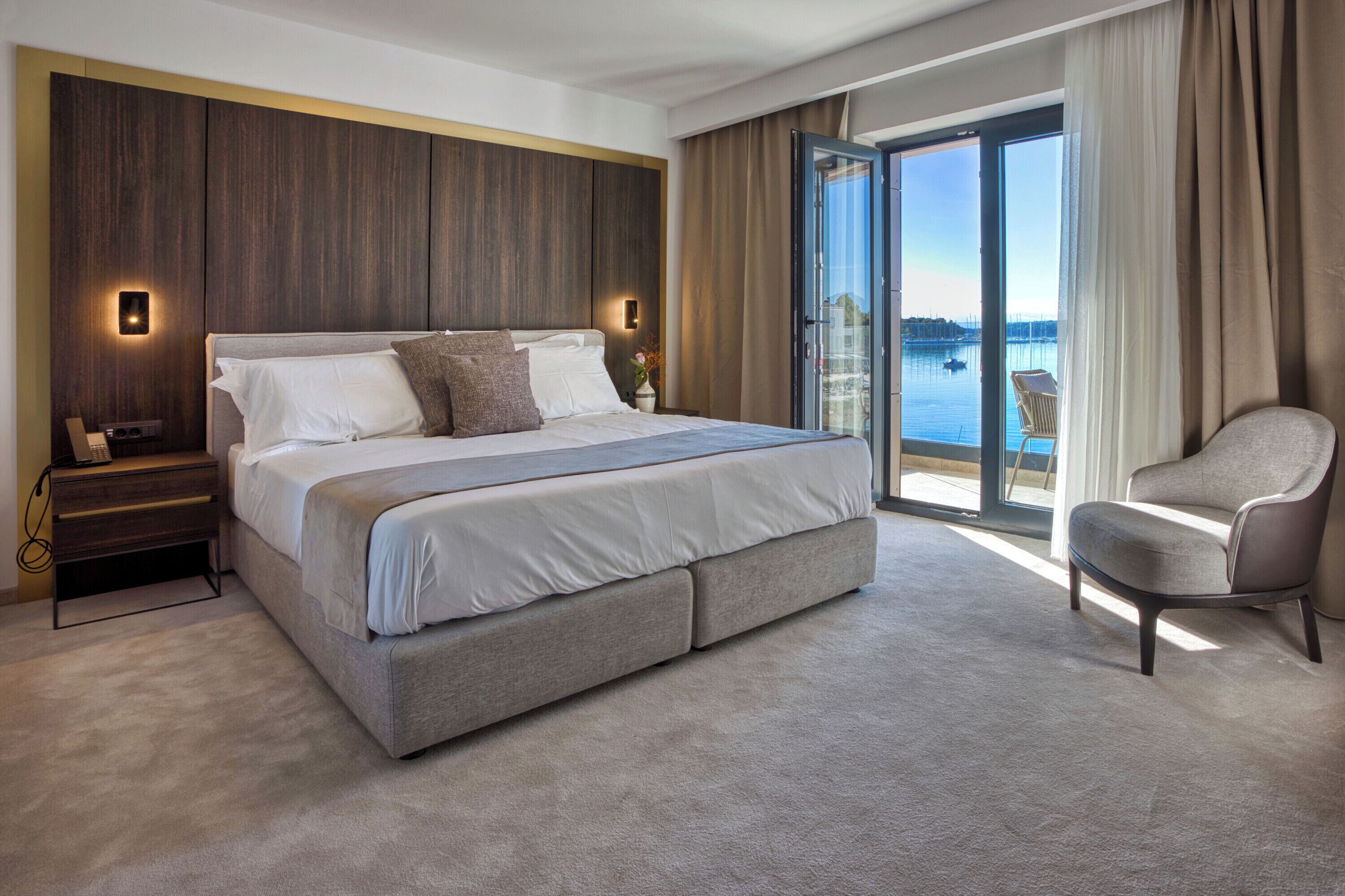 ميني بار وواي فاي مجانًا وملاءات أسرّة وتسهيلات لدخول الكراسي المتحركة