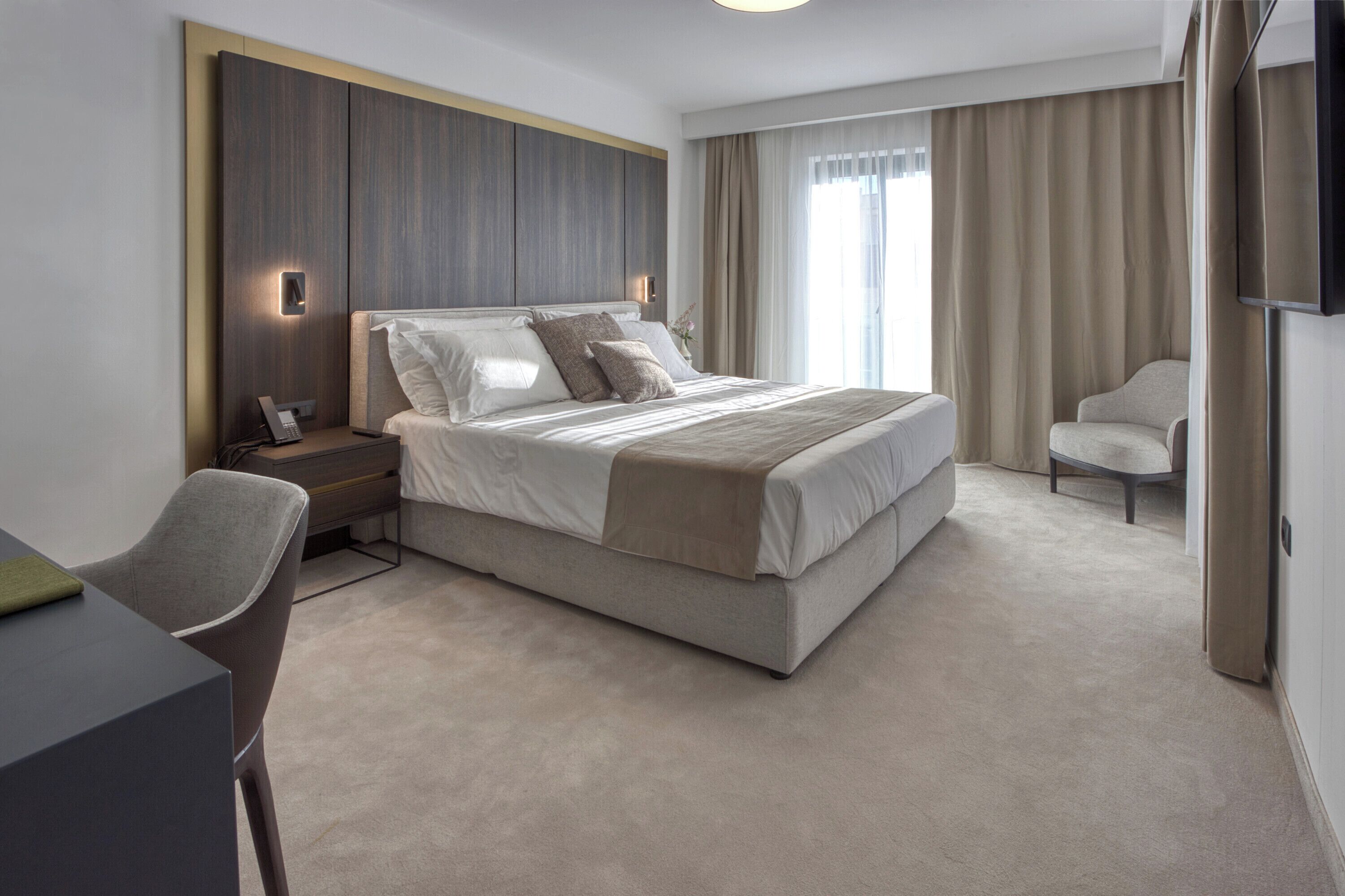 ميني بار وواي فاي مجانًا وملاءات أسرّة وتسهيلات لدخول الكراسي المتحركة