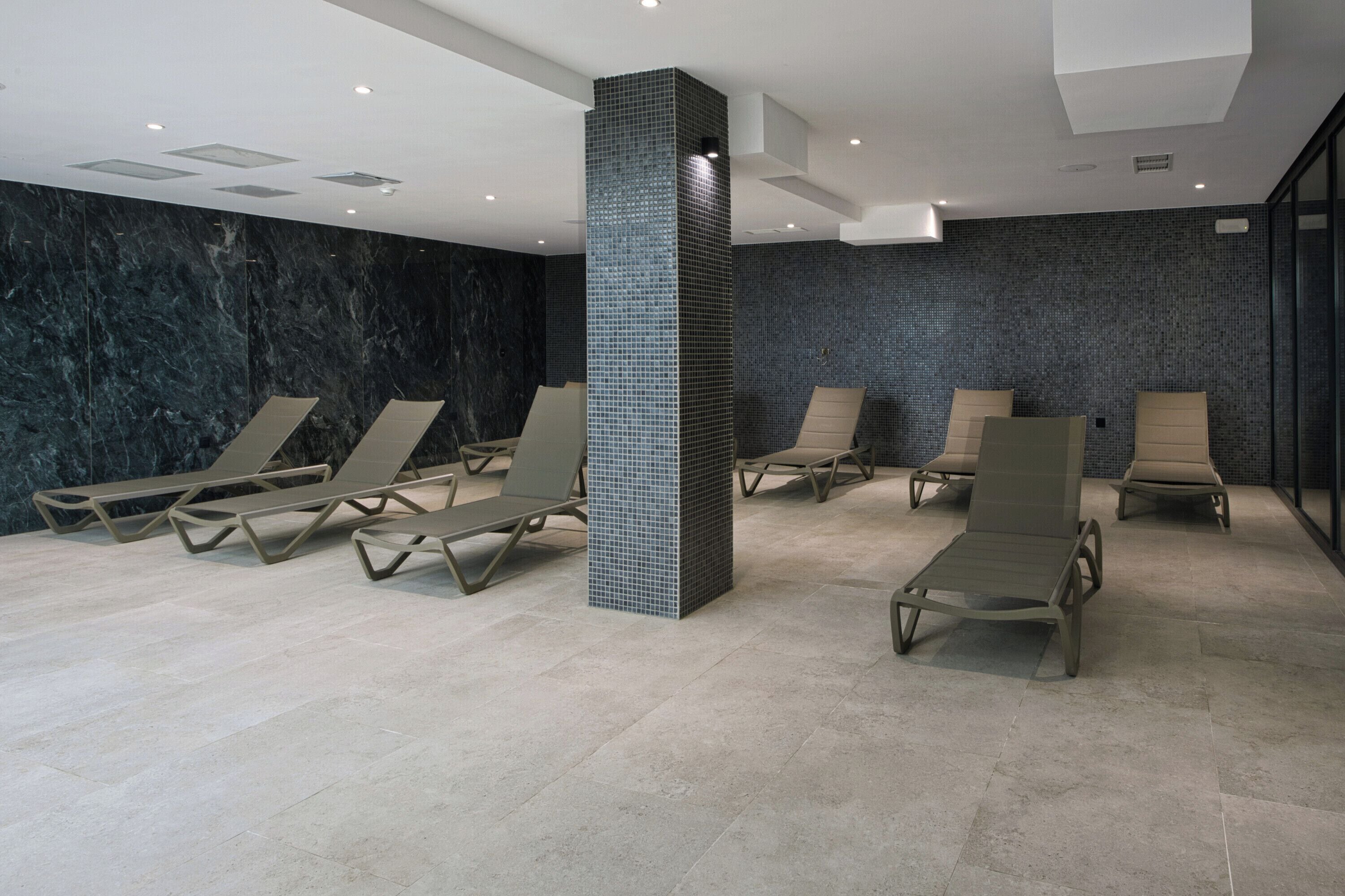 Sauna, bain à remous, hammam, 2 salles de soins