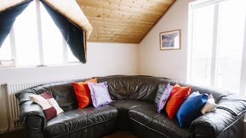 غرفة عائلية - بحمام خاص (Bunk beds) | منطقة المعيشة