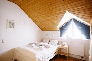 Chambre quadruple, salle de bain privĂ©e | Rideaux dâobscurcissement, lit de bĂ©bĂ© (gratuit)