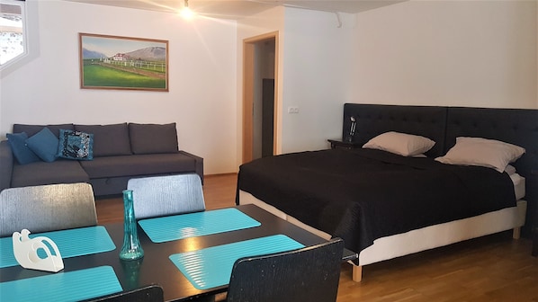 Trippelrum - privat badrum | Mörkläggningsgardiner, gratis barnsängar, extrasängar och gratis wi-fi