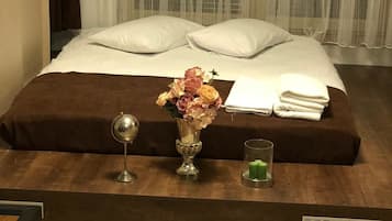 Cortinas blackout, insonorización, wifi gratis y ropa de cama