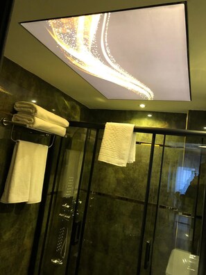 Comfort-Studiosuite, Stadtblick | Badezimmer | Dusche, kostenlose Toilettenartikel, Haartrockner, Hausschuhe