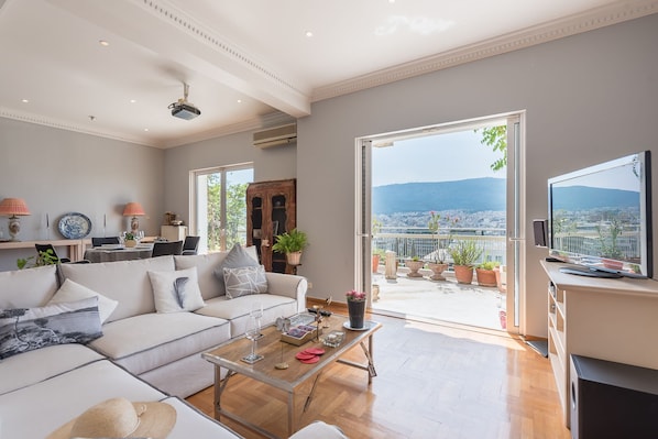 TV, DVD player - Unique Stylish Apartment (Athens)