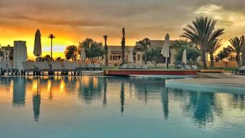 3 من حمّامات السباحة الخارجية، مقاعد للتشمس