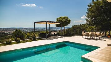 Seasonal outdoor pool, free cabanas, pool umbrellas