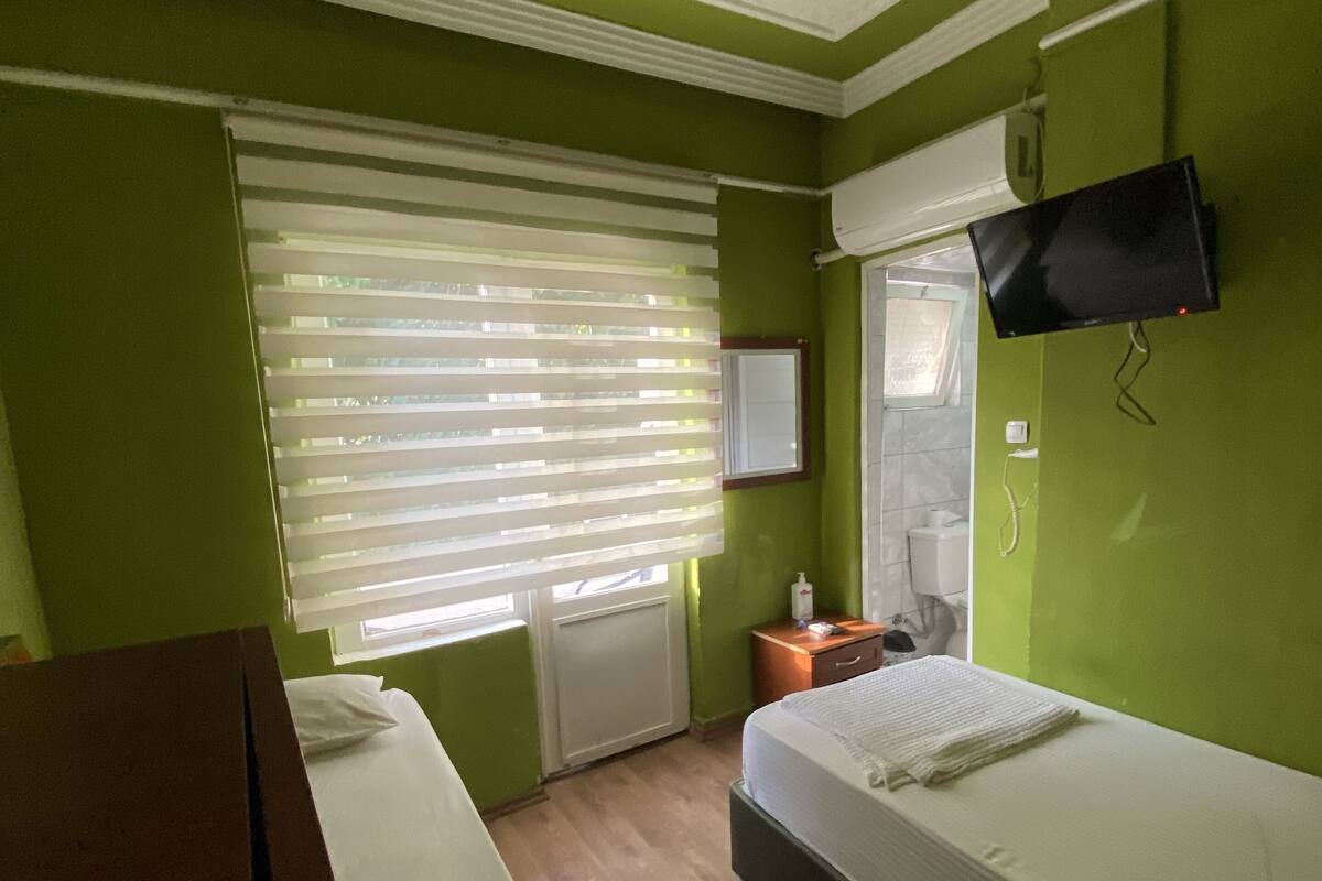 Standard Twin Room, Balcony, Garden View | In-room safe, WiFi (free), bed sheets