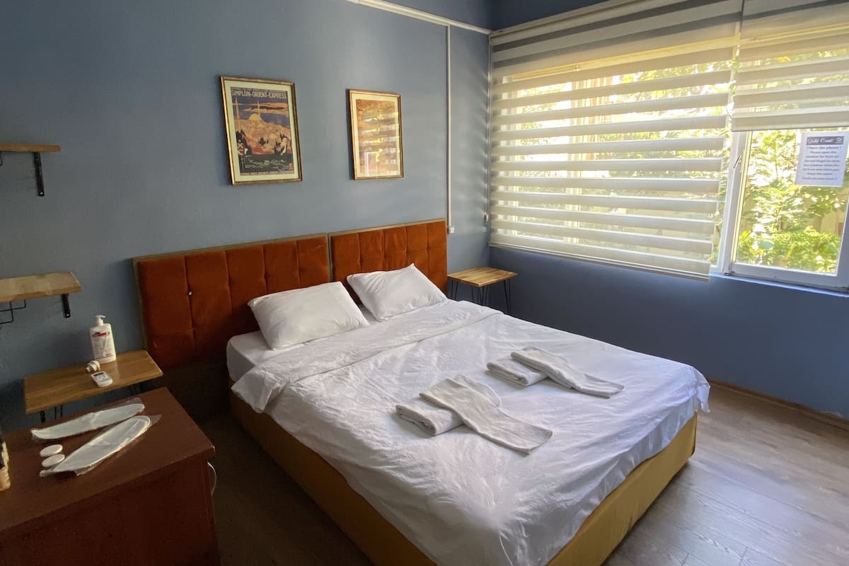 In-room safe, WiFi (free), bed sheets
