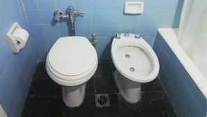 Un baño pequeño con inodoro y bidé.