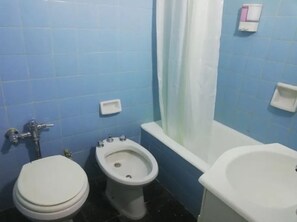 Apartamento, 1 cama de casal, para não fumantes | Banheiro | Chuveiro, secador de cabelo, bidê 